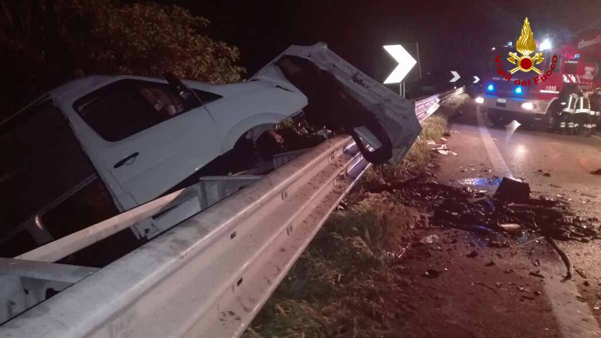 INCIDENTE MORTALE SULLA ROMEA NELLA NOTTE: UNA VITTIMA E DIECI FERITI